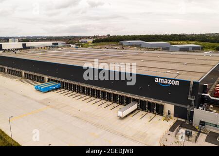 LEEDS, GROSSBRITANNIEN - 14. AUGUST 2021. Luftaufnahme des Amazon Lagerhauses und Versandzentrums in Leeds, West Yorkshire. Stockfoto