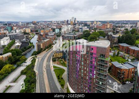 Eine Luftaufnahme des Stadtzentrums von Leeds und seiner Straßen- und Verkehrsanbindung. Stockfoto