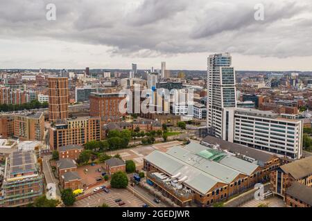 LEEDS, GROSSBRITANNIEN - 14. AUGUST 2021. Eine Luftaufnahme des Stadtzentrums von Leeds. Stockfoto