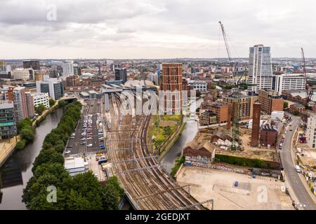 LEEDS, GROSSBRITANNIEN - 14. AUGUST 2021. Eine Luftaufnahme des Stadtzentrums von Leeds und des Bahnhofs. Stockfoto