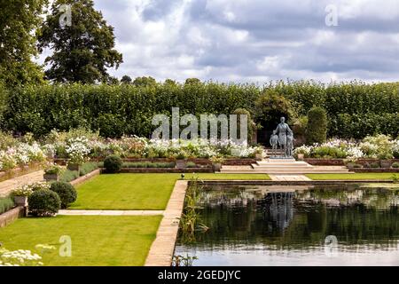 STATUE DER LONDONER PRINZESSIN DIANA VON WALES IM VERSUNKENEN GARTEN DES KENSINGTON PALACE IM SOMMER Stockfoto