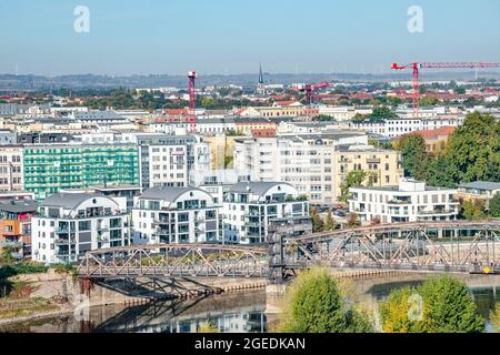 Vogelansicht im modernen Wohnviertel an der Elbseite in Magdeburg im goldenen Herbst bei blauem Himmel und sonnigem Tag, Magdeburg, Deutschland Stockfoto