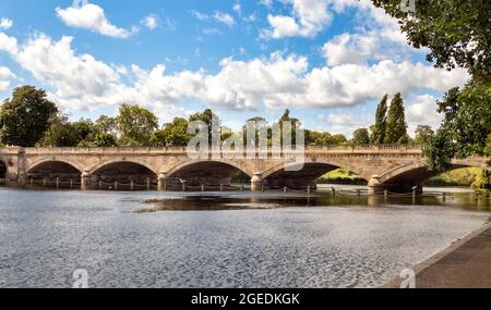 LONDON HYDE PARK DIE SERPENTINE UND BRÜCKE IM SOMMER Stockfoto