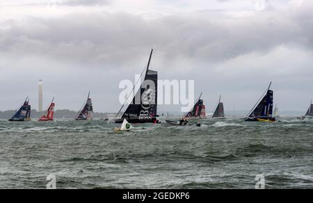 Alex Thomson beim Start des Rolex Fastnet Race 2021, Cowes, Isle of Wight, England, Großbritannien, in „Hugo Boss“ mit anderen Imoca 60ern Stockfoto