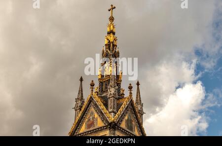 LONDON KENSINGTON GARDENS DAS ALBERT MEMORIAL DIE SPITZE MIT VERGOLDETEN KREUZENGELN UND TUGENDEN Stockfoto