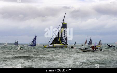 Apivia zu Beginn des Rolex Fastnet Race 2021 und der erste der 13-köpfigen Imoca 60-Flotte, der in Cherbourg eintrifft. Cowes, Isle of Wight, Großbritannien Stockfoto