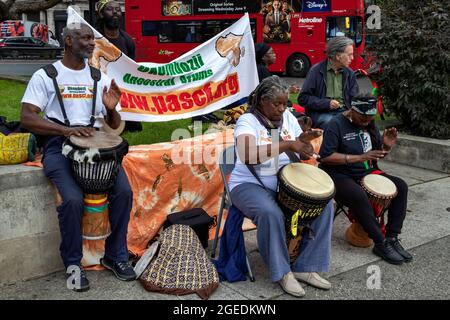 LONDON MARBLE ARCH STATION EINE KLEINE GRUPPE VON UKOMBOZII ANGESTAMMTEN SCHLAGZEUGERN Stockfoto