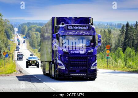 Scania R650 Purple Rain LKW und Sattelauflieger von voWa Transporte, Schweiz, im Konvoi zur Power Truck Show 2021. Ikaalinen, Finnland. August 12, 2021. Stockfoto