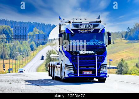 Wunderschön angepasste Scania R770 LKW Big Gun von Auvinen Trucking auf dem Highway 3 auf dem Weg zur Power Truck Show 2021. Ylojarvi, Finnland. 12. August 2021 Stockfoto