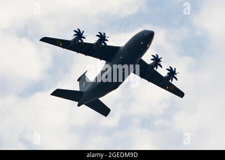 Kiew, Ukraine. August 2021. KIEW, UKRAINE - 18. AUGUST: Ukrainische Militärflugzeuge fliegen während einer Generalprobe für die Militärparade zum Unabhängigkeitstag im Zentrum von Kiew (Foto: Aleksandr Gusev/Pacific Press) Quelle: Pacific Press Media Production Corp./Alamy Live News Stockfoto