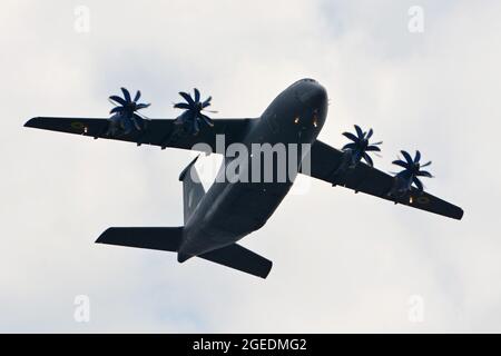 Kiew, Ukraine. August 2021. KIEW, UKRAINE - 18. AUGUST: Ukrainische Militärflugzeuge fliegen während einer Generalprobe für die Militärparade zum Unabhängigkeitstag im Zentrum von Kiew (Foto: Aleksandr Gusev/Pacific Press) Quelle: Pacific Press Media Production Corp./Alamy Live News Stockfoto