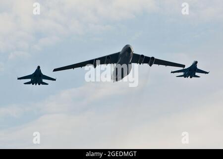 Kiew, Ukraine. August 2021. KIEW, UKRAINE - 18. AUGUST: Ukrainische Militärflugzeuge fliegen während einer Generalprobe für die Militärparade zum Unabhängigkeitstag im Zentrum von Kiew (Foto: Aleksandr Gusev/Pacific Press) Quelle: Pacific Press Media Production Corp./Alamy Live News Stockfoto
