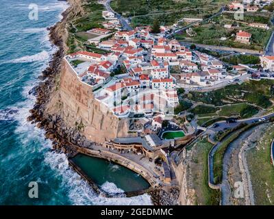 Luftaufnahme von Azenhas do Mar, einer kleinen Gemeinde an der portugiesischen Küste, Colares, Portugal Stockfoto