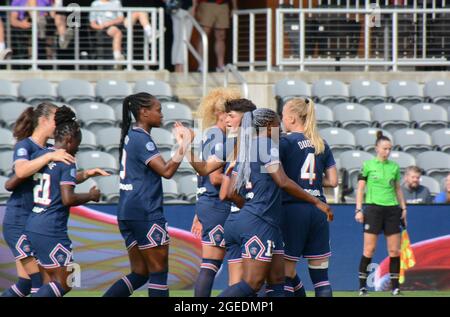 Louisville, Usa. August 2021. PSG-Spieler feiern das Tor beim Womens Cup-Spiel zwischen dem FC Bayern und Paris Saint-Germain im Lynn Family Stadium in Louisville, Kentucky. KEINE KOMMERZIELLE NUTZUNG Kredit: SPP Sport Pressefoto. /Alamy Live News Stockfoto