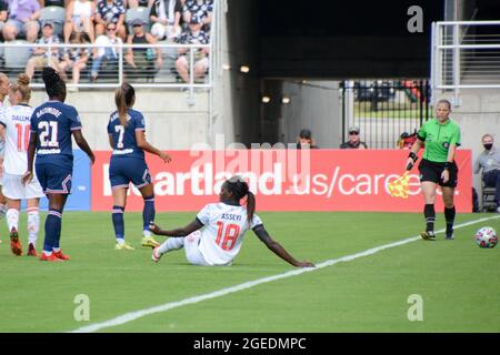 Louisville, Usa. August 2021. VivianeAsseyi (18 Bayern) wird beim Womens-Cup-Spiel zwischen dem FC Bayern und Paris Saint-Germain im Lynn Family Stadium in Louisville, Kentucky, stolperte. KEINE KOMMERZIELLE NUTZUNG Kredit: SPP Sport Pressefoto. /Alamy Live News Stockfoto