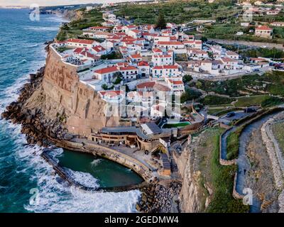 Luftaufnahme von Azenhas do Mar, einem kleinen Township an der portugiesischen Küste, Colares, Portugal Stockfoto