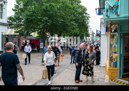 Ein Blick auf Gentlemens Walk im Stadtzentrum von Norwich an einem geschäftigen Tag mit Einkäufern Stockfoto
