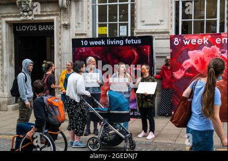 Eine britische CBR mit jungen Frauen im Stadtzentrum von norwich mit Spruchbändern und Postern über die Realität der Abtreibung Stockfoto