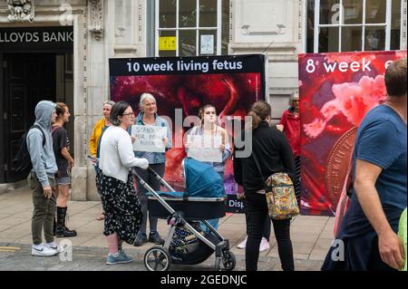 Eine britische CBR mit jungen Frauen im Stadtzentrum von norwich mit Spruchbändern und Postern über die Realität der Abtreibung Stockfoto