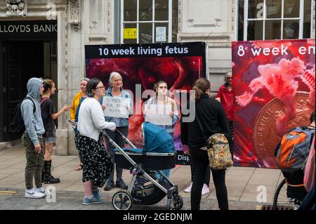 Eine britische CBR mit jungen Frauen im Stadtzentrum von norwich mit Spruchbändern und Postern über die Realität der Abtreibung Stockfoto