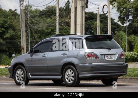 Chiangmai, Thailand -Juli 17 2021: Privates Auto, Toyota Harrier. Auf der Straße Nr. 1001, 8 km von der Stadt Chiangmai entfernt. Stockfoto