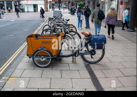 Ein Elektrofahrrad mit Babboe-Kurve, das in einem Fahrradbereich außerhalb von Marken und Spencers auf der grassierenden Horse Street Norwich geparkt ist Stockfoto