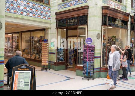 Ein Blick auf den neuen Lanleys Modellladen in der Royal Arcade Norwich Stockfoto