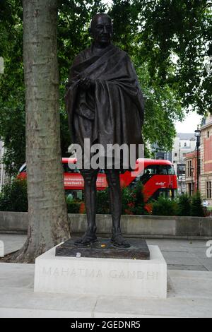 Die Statue von Mahatma Gandhi auf dem Parliament Square, Westminster, London. Ein Werk des Bildhauers Philip Jackson. Stockfoto