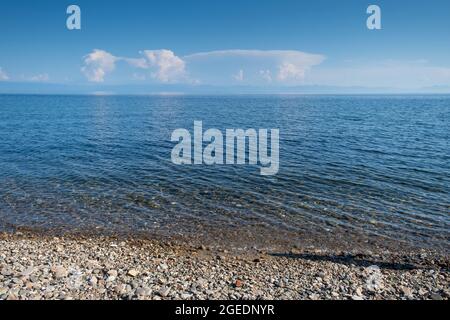 Baikalsee mit klarem Wasser, Wolken und Steinen im Wasser Stockfoto