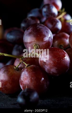 Nahaufnahme von roten Trauben aus biologischem Anbau Stockfoto