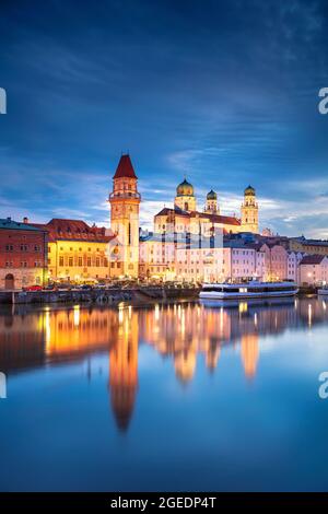 Passau Skyline, Deutschland. Stadtbild der Skyline von Passau, Bayern, Deutschland bei dramatischem Sonnenuntergang. Stockfoto