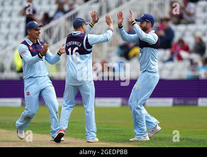 Graham Clark von Durham (rechts) feiert mit Teamkollegen, nachdem er James Weighell von Glamorgan während des Royal London One-Day Cup Finales in Trent Bridge, Nottingham, getroffen hat. Bilddatum: Donnerstag, 19. August 2021. Siehe PA Story CRICKET Finale. Bildnachweis sollte lauten: Zac Goodwin/PA Wire. EINSCHRÄNKUNGEN: Keine kommerzielle Nutzung ohne vorherige schriftliche Zustimmung der EZB. Nur für Standbilder. Keine bewegten Bilder zum Emulieren der Übertragung. Nur für redaktionelle Zwecke. Keine Entfernung oder Verdunkelung von Sponsorlogos. Stockfoto