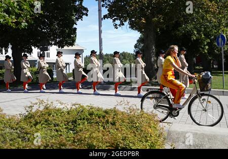 Linköping, Schweden. August 2021. Während der Woche begann die Aufnahmezeit an der Universität Linköping, im Volksmund „Nolle-P“ genannt. Zwei Wochen lang werden die neuen Studierenden mit festlichen und sozialen Aktivitäten begrüßt. In Corona-Zeiten wird alles auch in einigermaßen großen und sozial fernen Menschenmassen durchgeführt, manche Aktivitäten sind komplett digital, schreibt die Universität Linköping auf ihrer Seite. Das Bild zeigt einige der 2000 Studenten, die den neuen Studenten helfen und sicherstellen, dass sie Herzlich Willkommen. fühlen Quelle: Jeppe Gustafsson/Alamy Live News Stockfoto