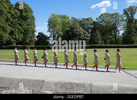 Linköping, Schweden. August 2021. Während der Woche begann die Aufnahmezeit an der Universität Linköping, im Volksmund „Nolle-P“ genannt. Zwei Wochen lang werden die neuen Studierenden mit festlichen und sozialen Aktivitäten begrüßt. In Corona-Zeiten wird alles auch in einigermaßen großen und sozial fernen Menschenmassen durchgeführt, manche Aktivitäten sind komplett digital, schreibt die Universität Linköping auf ihrer Seite. Das Bild zeigt einige der 2000 Studenten, die den neuen Studenten helfen und sicherstellen, dass sie Herzlich Willkommen. fühlen Quelle: Jeppe Gustafsson/Alamy Live News Stockfoto