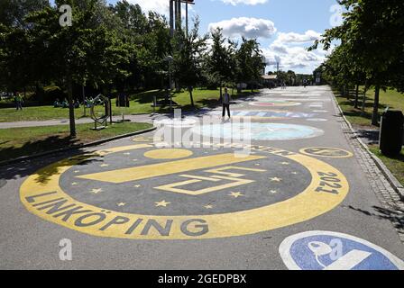 Linköping, Schweden. August 2021. Während der Woche begann die Aufnahmezeit an der Universität Linköping, im Volksmund „Nolle-P“ genannt. Zwei Wochen lang werden die neuen Studierenden mit festlichen und sozialen Aktivitäten begrüßt. In Corona-Zeiten wird alles auch in einigermaßen großen und sozial fernen Menschenmassen durchgeführt, manche Aktivitäten sind komplett digital, schreibt die Universität Linköping auf ihrer Seite. Das Bild zeigt einige der 2000 Studenten, die den neuen Studenten helfen und sicherstellen, dass sie Herzlich Willkommen. fühlen Quelle: Jeppe Gustafsson/Alamy Live News Stockfoto