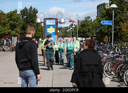 Linköping, Schweden. August 2021. Während der Woche begann die Aufnahmezeit an der Universität Linköping, im Volksmund „Nolle-P“ genannt. Zwei Wochen lang werden die neuen Studierenden mit festlichen und sozialen Aktivitäten begrüßt. In Corona-Zeiten wird alles auch in einigermaßen großen und sozial fernen Menschenmassen durchgeführt, manche Aktivitäten sind komplett digital, schreibt die Universität Linköping auf ihrer Seite. Das Bild zeigt einige der 2000 Studenten, die den neuen Studenten helfen und sicherstellen, dass sie Herzlich Willkommen. fühlen Quelle: Jeppe Gustafsson/Alamy Live News Stockfoto