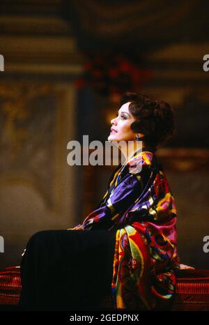 Kiri Te Kanawa (die Gräfin Madeleine) in CAPRICCI an der Royal Opera, Covent Garden, London WC2 26/01/1991 Musik: Richard Strauss Libretto: Clemens Krauss & Richard Strauss Dirigent: Jeffrey Tate Bühnenbild: Mauro Pagano Kostüme: Gianni Versace Beleuchtung: Bruno Boyer Regie: John Cox Stockfoto