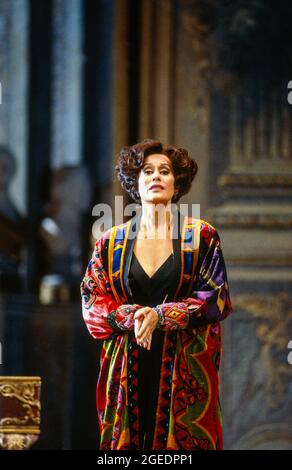 Kiri Te Kanawa (die Gräfin Madeleine) in CAPRICCI an der Royal Opera, Covent Garden, London WC2 26/01/1991 Musik: Richard Strauss Libretto: Clemens Krauss & Richard Strauss Dirigent: Jeffrey Tate Bühnenbild: Mauro Pagano Kostüme: Gianni Versace Beleuchtung: Bruno Boyer Regie: John Cox Stockfoto