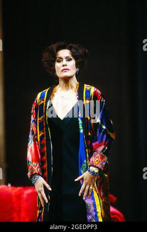 Kiri Te Kanawa (die Gräfin Madeleine) in CAPRICCI an der Royal Opera, Covent Garden, London WC2 26/01/1991 Musik: Richard Strauss Libretto: Clemens Krauss & Richard Strauss Dirigent: Jeffrey Tate Bühnenbild: Mauro Pagano Kostüme: Gianni Versace Beleuchtung: Bruno Boyer Regie: John Cox Stockfoto