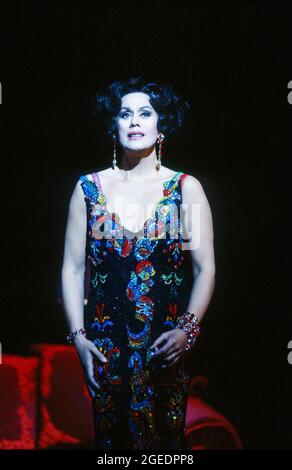 Kiri Te Kanawa (die Gräfin Madeleine) in CAPRICCI an der Royal Opera, Covent Garden, London WC2 26/01/1991 Musik: Richard Strauss Libretto: Clemens Krauss & Richard Strauss Dirigent: Jeffrey Tate Bühnenbild: Mauro Pagano Kostüme: Gianni Versace Beleuchtung: Bruno Boyer Regie: John Cox Stockfoto