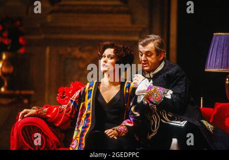 Kiri Te Kanawa (die Gräfin Madeleine), Thomas Allen (der Graf) in CAPRICCI an der Royal Opera, Covent Garden, London WC2 26/01/1991 Musik: Richard Strauss Libretto: Clemens Krauss & Richard Strauss Dirigent: Jeffrey Tate Bühnenbild: Mauro Pagano Kostüme: Gianni Versace Beleuchtung: Bruno Boyer Regie: John Cox Stockfoto