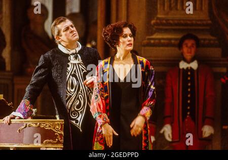 Thomas Allen (der Graf), Kiri Te Kanawa (die Gräfin Madeleine) in CAPRICCI an der Royal Opera, Covent Garden, London WC2 26/01/1991 Musik: Richard Strauss Libretto: Clemens Krauss & Richard Strauss Dirigent: Jeffrey Tate Bühnenbild: Mauro Pagano Kostüme: Gianni Versace Beleuchtung: Bruno Boyer Regie: John Cox Stockfoto