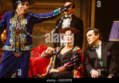 l-r: Lillian Watson (eine italienische Sopranistin), Kiri Te Kanawa (die Gräfin Madeleine), David Rendall (Flamand) in CAPRICCI an der Royal Opera, Covent Garden, London WC2 26/01/1991 Musik: Richard Strauss Libretto: Clemens Krauss & Richard Strauss Dirigent: Jeffrey Tate Bühnenbild: Mauro Pagano Kostüme: Gianni Versace Beleuchtung: Bruno Boyer Regie: John Cox Stockfoto