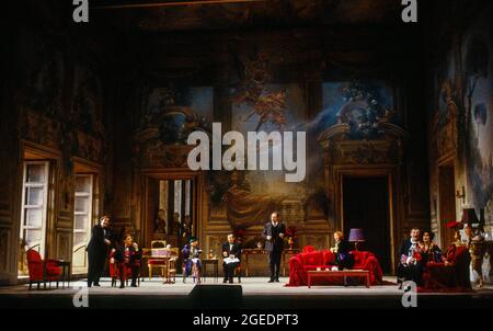 l-r: David Rendall (Flamand), William Shimell (Olivier), Lillian Watson (eine italienische Sopranistin), Bonaventura Bottone (eine italienische Tenor), Roderick Earle (Major-Domo), Anne Howells (Clairon), Thomas Allen (der Graf), Kiri Te Kanawa (die Gräfin Madeleine) in CAPRICIO an der Royal Opera, Covent Garden, London Wlibrettto C2/01/1991/26 Clemens Krauss & Richard Strauss Leitung: Jeffrey Tate Bühnenbild: Mauro Pagano Kostüme: Gianni Versace Beleuchtung: Bruno Boyer Regie: John Cox Stockfoto