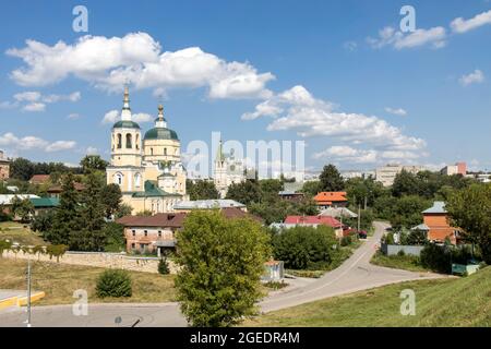 Serpuchow, Russland - 18. Juni 2021: Drei Kirchen auf dem Domhügel - Himmelfahrt, Elijah der Prophet und Dreifaltigkeit, Blick vom Serpuchow Kreml. Stockfoto