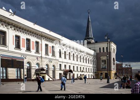 MOSKAU, RUSSLAND - JUNI, 05 2021:Jaroslawski Bahnhof Gebäude, Moskau Russland Komsomolskaja-Platz Stockfoto
