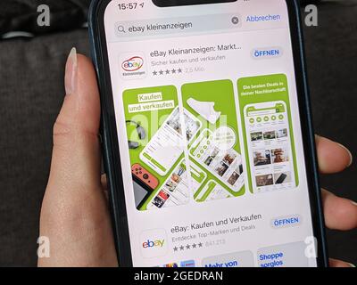 Berlin, Deutschland. August 2021. Die eBay Kleinanzeigen-App im Apple App Store auf einem iPhone. Die Kleinanzeigen-Plattform ist einer der am weitesten reichenden Online-Dienste in Deutschland. Quelle: Christoph Dernbach/dpa/Alamy Live News Stockfoto