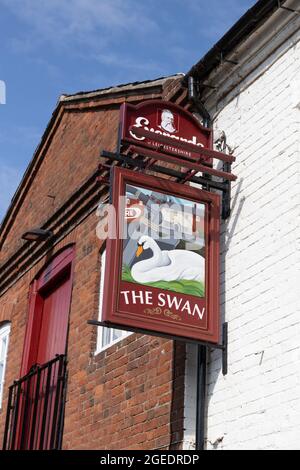 Das Swan Pub-Schild an der Fradley Junction, Staffordshire, England Stockfoto