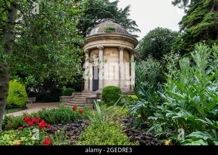 Das Jephson Memorial, in Jephson Gardens, Royal Leamington Spa. Auf einem Sockel steht eine Marmorstatue von Dr. Henry Jephson. Stockfoto