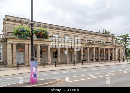 Die Royal Pump Rooms sind ein kulturelles Zentrum auf der Parade in Leamington Spa, England. Es war einst das berühmteste von mehreren Spa-Bädern in Leamington. Stockfoto